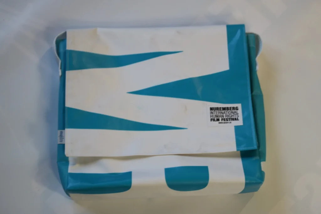 NIHRFF Upcycling Umhängetasche 06 Cyan / Weiß
